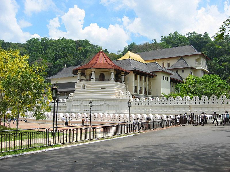 800px-Zahntempel_Kandy.jpg